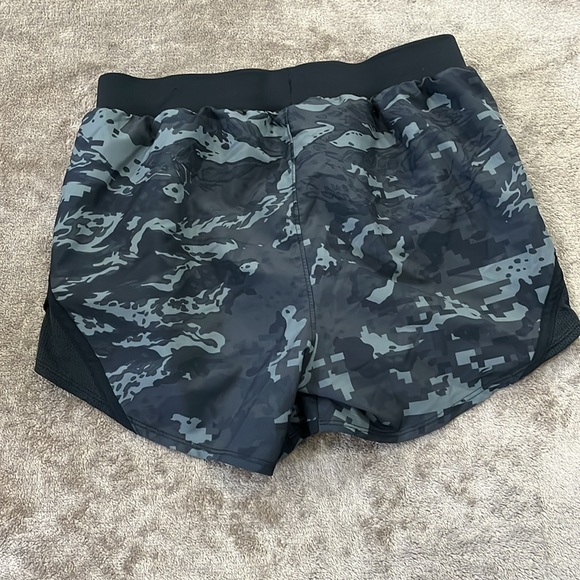 Under Armour Fly By 2.0Running Shorts with Reflective - Picture 6 of 7
